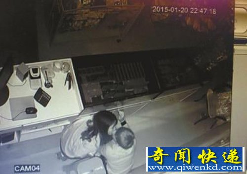 情侣小偷成功盗窃后热吻庆祝 店主翻看视频哭笑不得