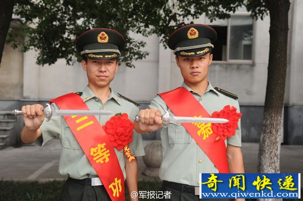 南京政治学院为2014届毕业学员配发佩剑和军人身份牌