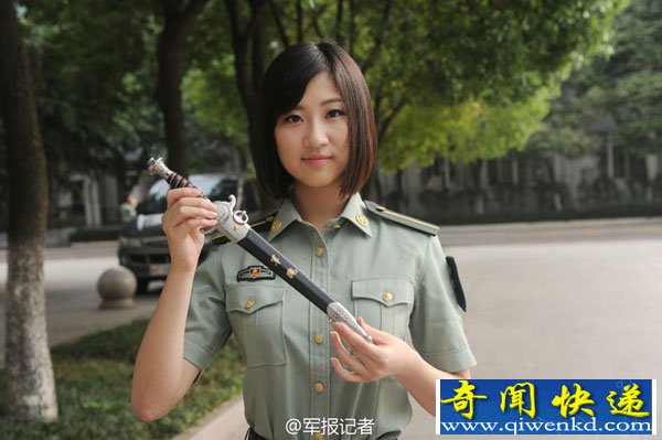 南京政治学院为2014届毕业学员配发佩剑和军人身份牌
