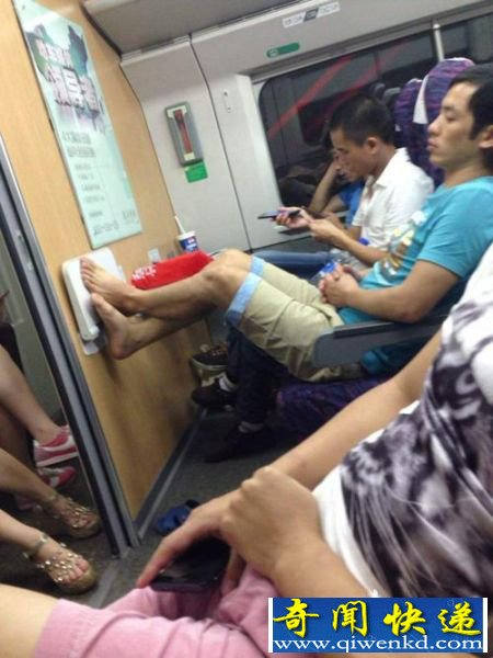 ���Ӷ�����������Ь���� һ����ζѬ����Χ�˿�