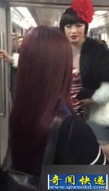 妩媚男与女子地铁争吵 源于男子打扮太妖艳