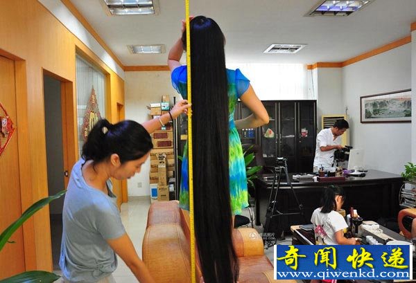 深圳38岁女子15年留2米长头发 为公益助学寻卖主