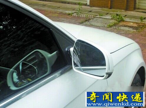 湘潭女子奥迪车停在他人车库前 车多处被砸坏