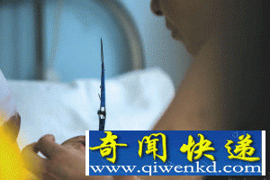 裁缝剪刀戳进3岁男孩右眼 送医时剪刀还在眼睛上