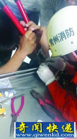 常州老太铝环当成戒指戴 手指险些勒坏死