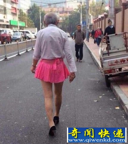 ɽ������һ�׷��ϴ�ү����ɫ����ȹ��߸�Ь�Ͻ�