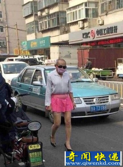 ɽ������һ�׷��ϴ�ү����ɫ����ȹ��߸�Ь�Ͻ�