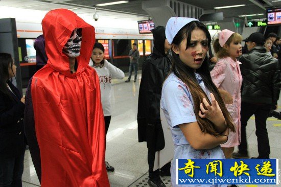 万圣欢乐节造势“妖魔”惊现成都地铁市民围观