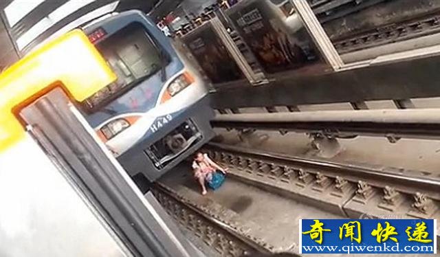 北京孕妇晕倒跌落地铁 列车两米外幸运紧急停车