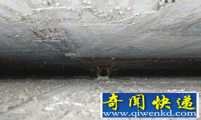 �Թ������к����򳡱߲ȿ�׹��6�׷�϶����ס