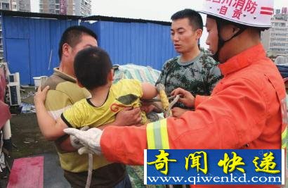 �Թ������к����򳡱߲ȿ�׹��6�׷�϶����ס