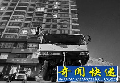 吉林市民买特大鱼缸不能走楼梯电梯 吊车吊上15楼