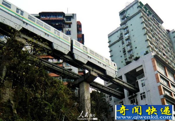 四川重庆独特的轻轨轨道设计 神一样的轻轨似过山车