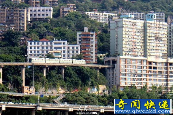 四川重庆独特的轻轨轨道设计 神一样的轻轨似过山车