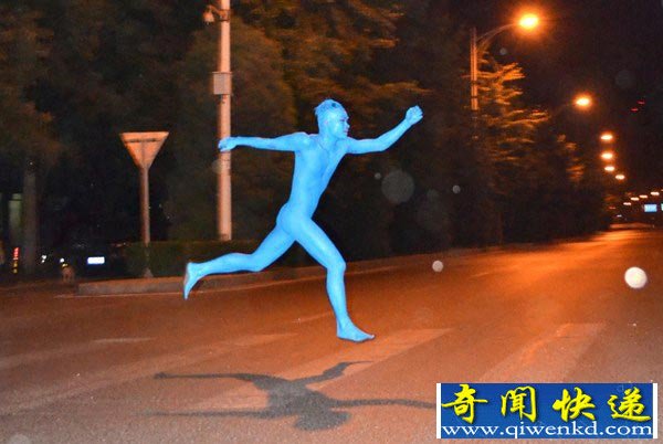 北京裸奔哥厉槟源全身涂蓝抱充气娃娃街头狂奔