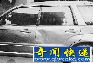 女汉子开车出小区路被挡 情绪失控飞腿踢瘪越野车