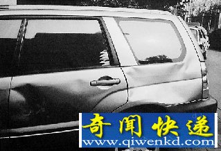 女汉子开车出小区路被挡 情绪失控飞腿踢瘪越野车