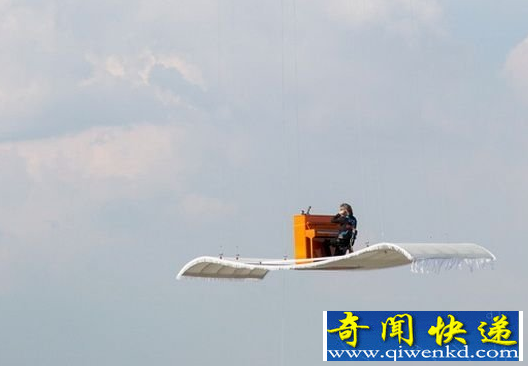 德国摇滚钢琴家乘飞毯上进行钢琴演奏