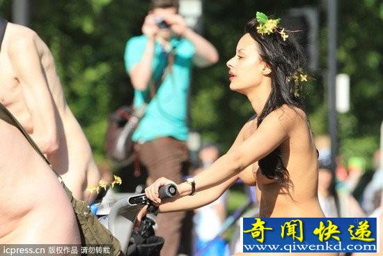 奇闻趣事 http://www.lieqiba.com 伦敦年度千人裸骑登场 吊儿郎当、叮叮咚咚场面壮观