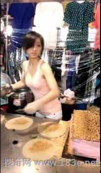 超犯规!饶河夜市花生卷冰期淋妹 让网友烧起来