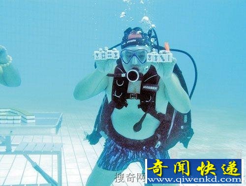 强悍!湖南4男子背氧气瓶水底搓麻将 靠手势交流