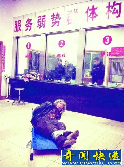 记者扮聋哑人暗访救助站 被工作人员缚手围殴(图)