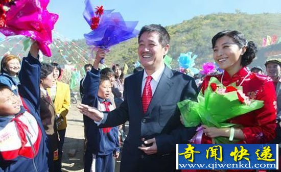 爆料者称赵本山被美女围绕 传赵本山与女弟子有染