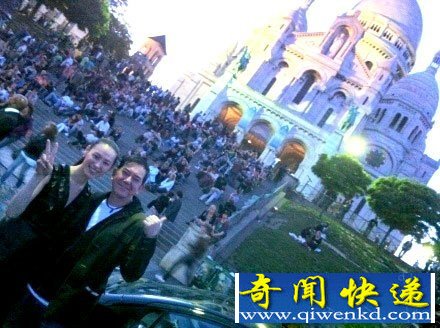 娱乐圈女星与干爹亲密瞬间 关系非比寻常