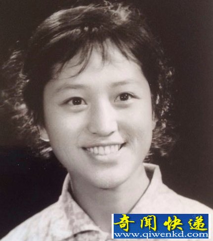 黄晓明晒母亲年轻时照片以及他与妈妈的合照