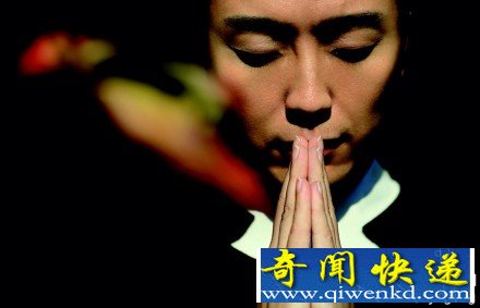 李玉刚微博发文否认出家 只是在寺院内修禅