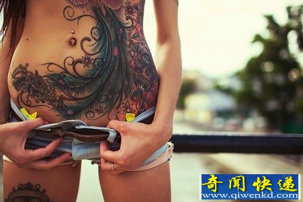 个性又性感的刺青女孩 你在看哪裡