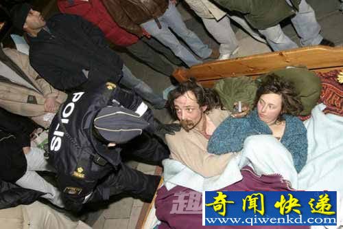 细数全球奇葩情侣的疯狂事:当街做爱抗议买不起房