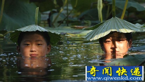夏季高温逼人 揭秘各地防晒奇葩绝技