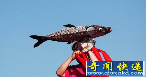 夏季高温逼人 揭秘各地防晒奇葩绝技