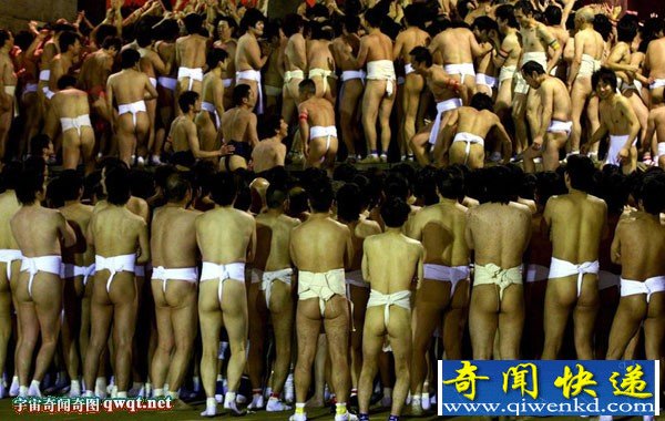 日本裸祭节近万名全裸男女参与