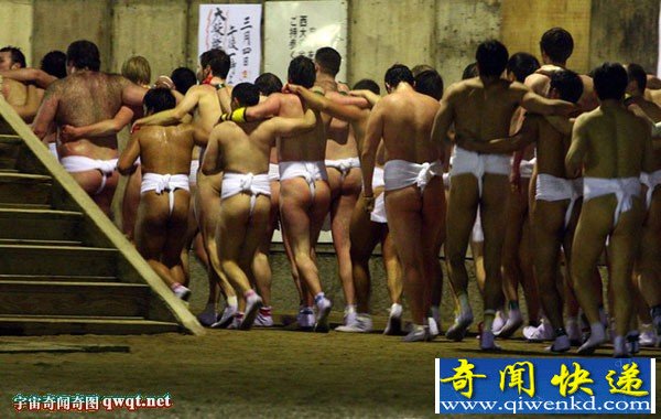 日本裸祭节近万名全裸男女参与