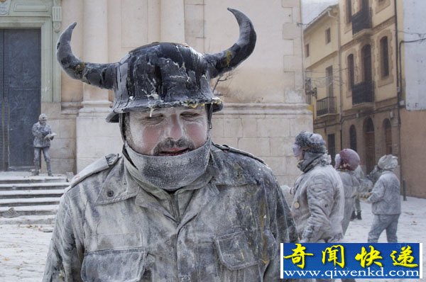 西班牙小镇传统粉面节:人们鸡蛋面粉大战(组图)