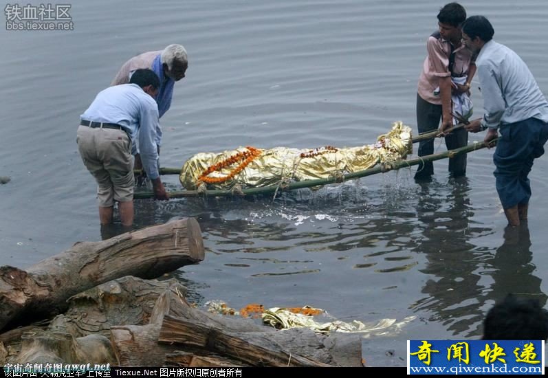 惊悚!印度人在恒河边每天焚尸600具