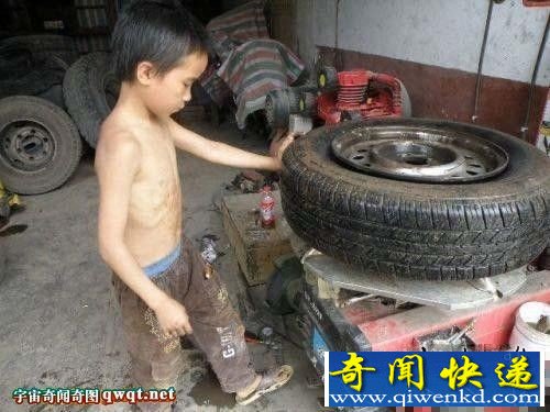 十岁男童熟练当骑车修理工 已有5年工龄