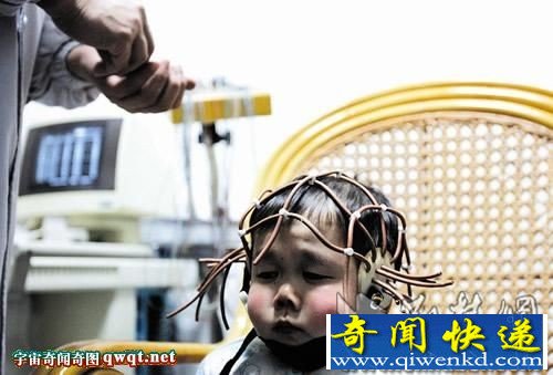 湖北22岁男子身高不到1米 粉嫩貌似1岁婴儿(图)