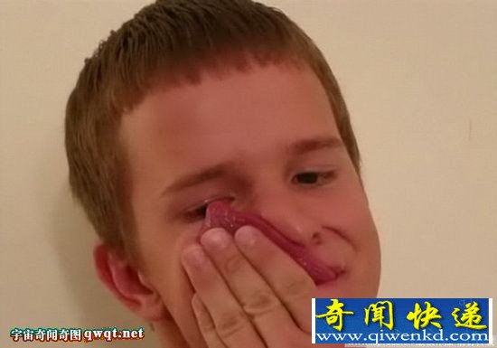 9厘米长舌青年能用舌头舔眼睛发短信 已拍摄电影