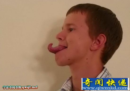 9厘米长舌青年能用舌头舔眼睛发短信 已拍摄电影