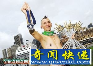同时吞下18把剑 ,奇人霍尔格伦破世界纪录