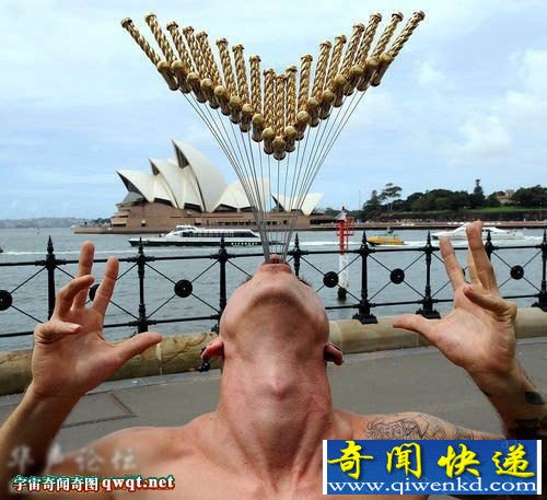 同时吞下18把剑 ,奇人霍尔格伦破世界纪录