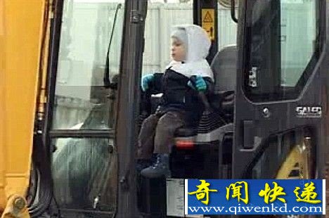 俄罗斯3岁小男孩驾驶大型挖土机 技术堪比专业人士