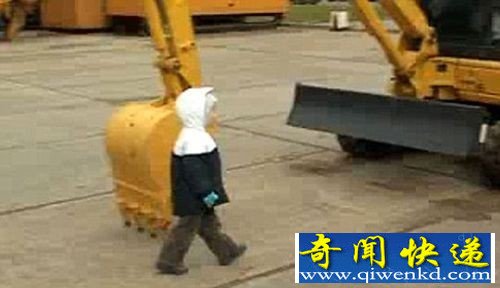 俄罗斯3岁小男孩驾驶大型挖土机 技术堪比专业人士
