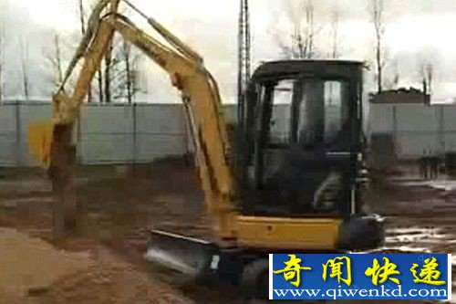 俄罗斯3岁小男孩驾驶大型挖土机 技术堪比专业人士