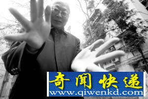 老汉展示自己的拍手绝活 分贝超过火车鸣笛