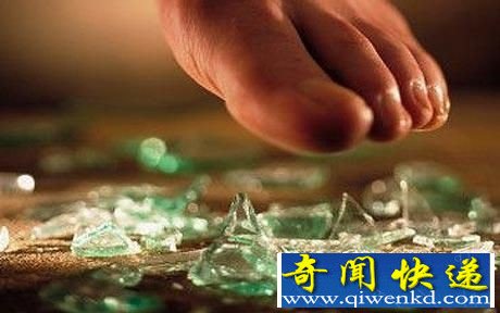 英国男子奈杰尔赤脚在碎玻璃上走30公里 破世纪记录