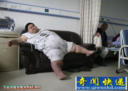 铁血网提醒您:点击可查看大图 中国第一胖”排尿将体内的腹水排出肚子鼓胀缓解